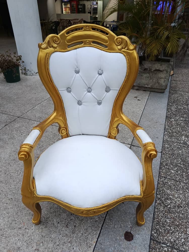 Trono dorado y blanco